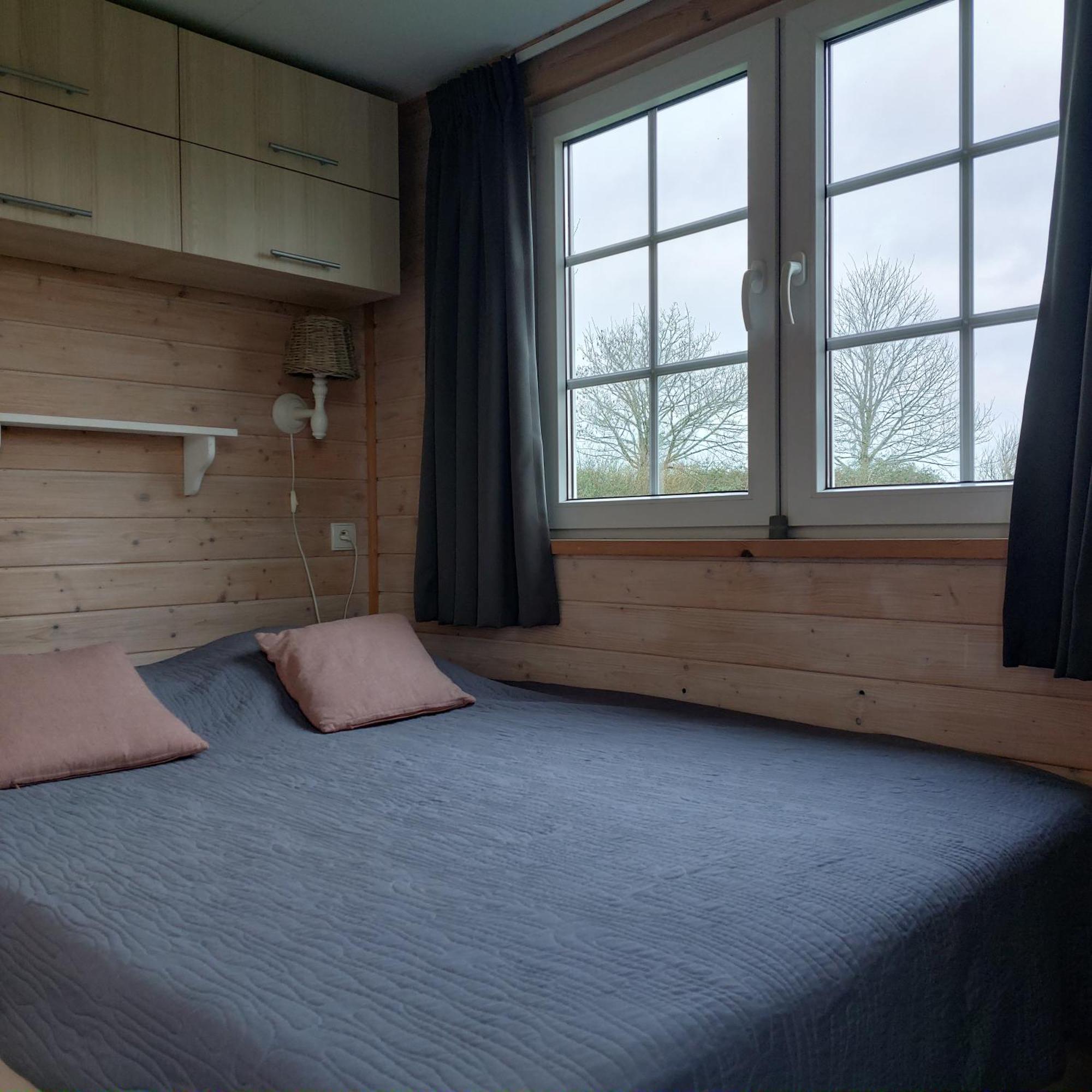 zeeuwse chalet voor 2 personen Serooskerke  Buitenkant foto